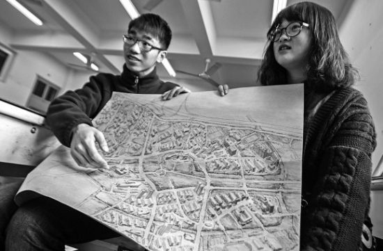 昨天上午，在KY开元集团官网入口，手绘图的作者郭龙(左)和何菡丹(右)在展示他们的创作手稿。 记者 姚卡/摄